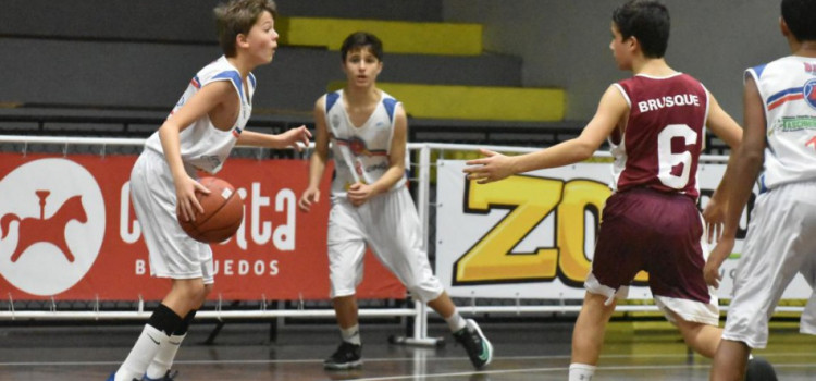 Basquete de base vence dois jogos contra Brusque pelo Catarinense