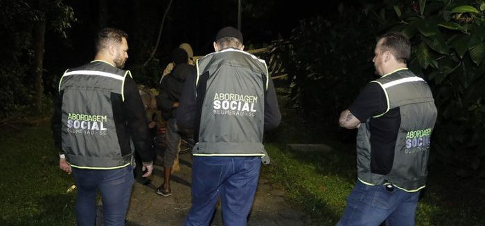 Abordagem social noturna acolhe nove pessoas em bairros de Blumenau