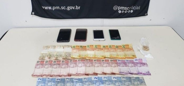 Polícia Militar desarticula grupo de tráfico na Itoupava Norte