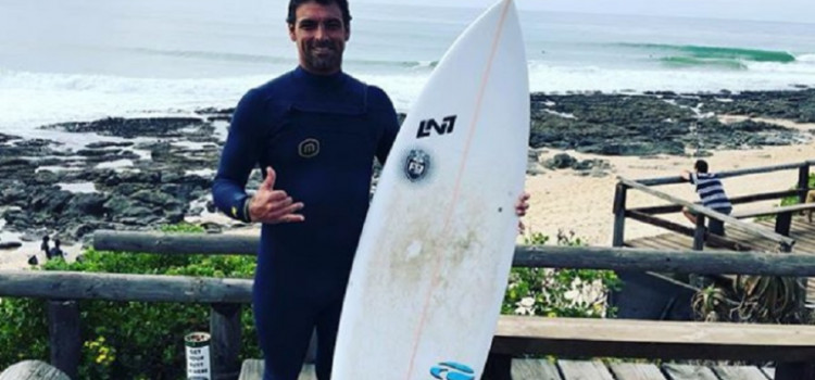 Bicampeão brasileiro, surfista Leo Neves morre durante prova no RJ