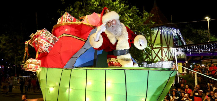 Desfile do Magia de Natal acontece pela primeira vez na Rua XV de Novembro