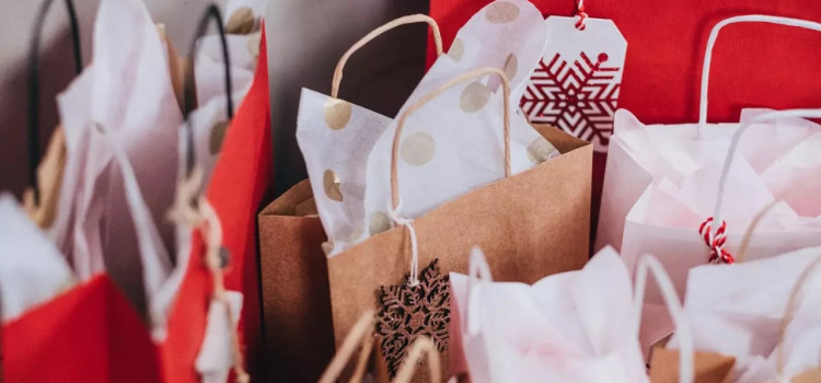 Consumidores devem conhecer políticas de troca no período de Natal
