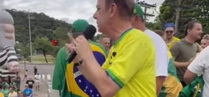 Ismael dos Santos é vaiado durante ato em Blumenau