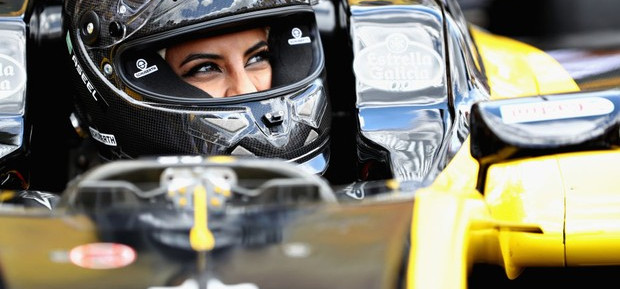 Mulher saudita dirige carro de Fórmula 1 no GP da França