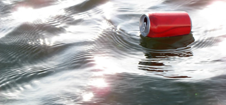 Congresso cria lei que suspende comandante de barco que lançar lixo na água