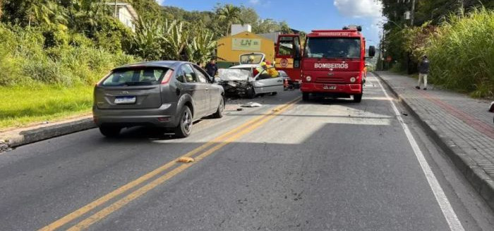 Colisão frontal entre carros deixa homem ferido no Vorstadt