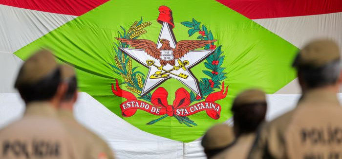 Motorista atropela motociclista de propósito após briga