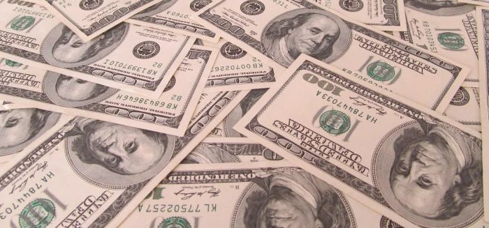 Alívio no exterior faz dólar recuar e traz otimismo para o mercado