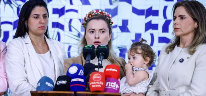 Júlia Zanatta lidera ofensiva contra Erika Hilton e aciona Conselho de Ética