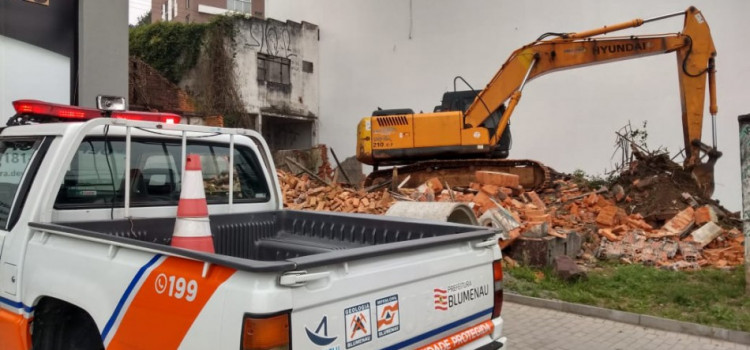 Defesa Civil acompanha demolição de edificação abandonada