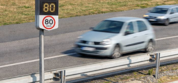 Radares passam a fiscalizar avanço de sinal e parada sobre a faixa