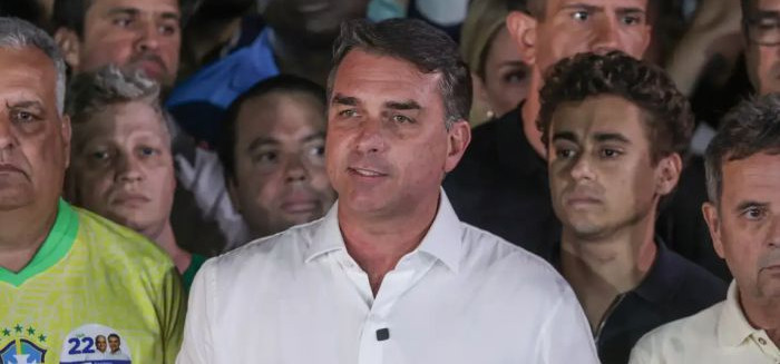 Aliados dizem que governo Trump sabe de saída de Flávio Bolsonaro