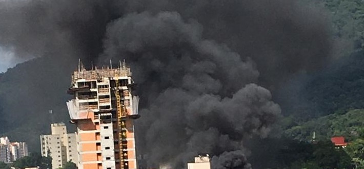 Fumaça espessa assusta moradores do Garcia