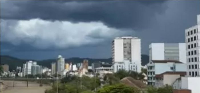 Temporal em Blumenau deixa mais de 50 mil unidades sem energia