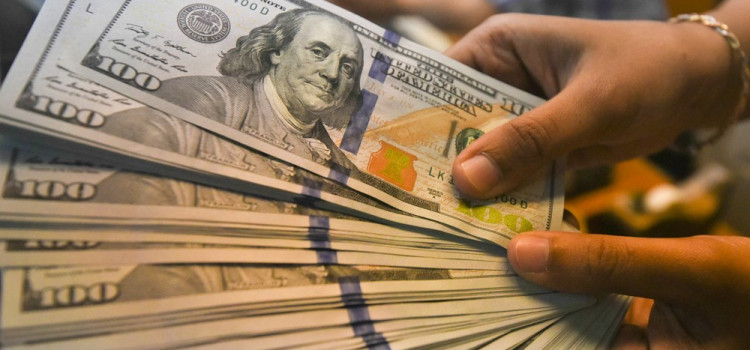 Dólar opera em queda e volta a ser negociado abaixo de R$ 3,90