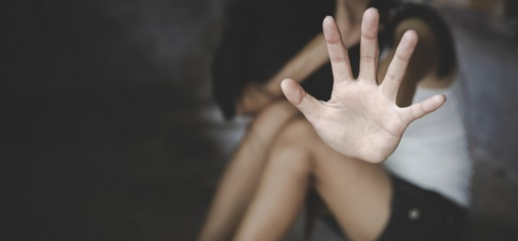 Homem é preso por agredir companheira