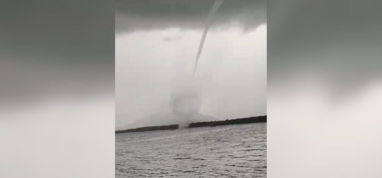 Tromba d'água assusta moradores e turistas em São Francisco do Sul