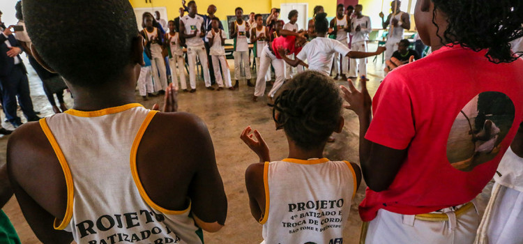 Com cooperação brasileira, capoeira retorna à África e expande suas raízes