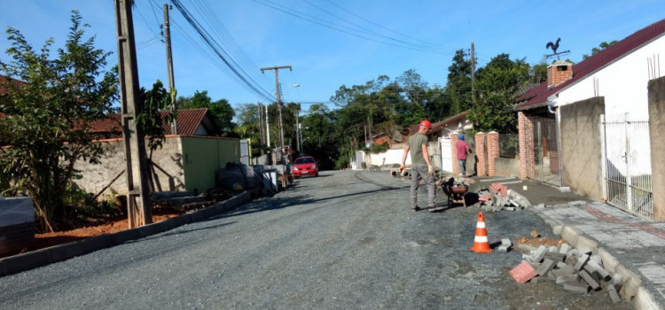 Prefeitura realiza pavimentações em ruas do bairro Itoupavazinha