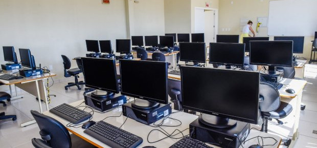 Escolas começam a receber 6.454 novos computadores