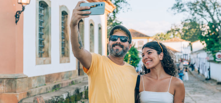 Viajantes se informam sobre seus próximos destinos nas redes sociais