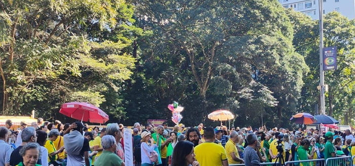 Bolsonaristas fazem ato esvaziado na Paulista