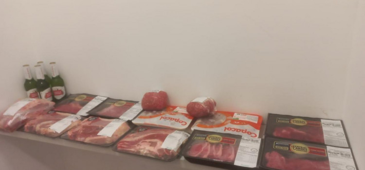Homem é preso roubando carne em mercado