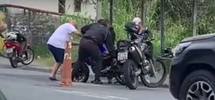 Asfalto cede na Rua General Osório e motociclista cai em buraco