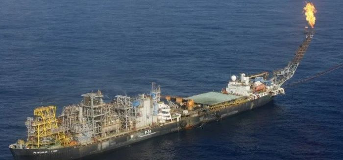 Ataques ao Irã acendem alerta para alta no preço do petróleo e inflação