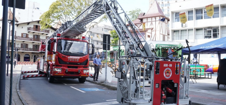 Blumenau ganha viatura com auto escada mecânica