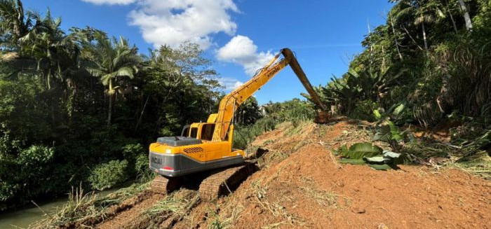 Força-tarefa limpa ribeirões contra enxurradas