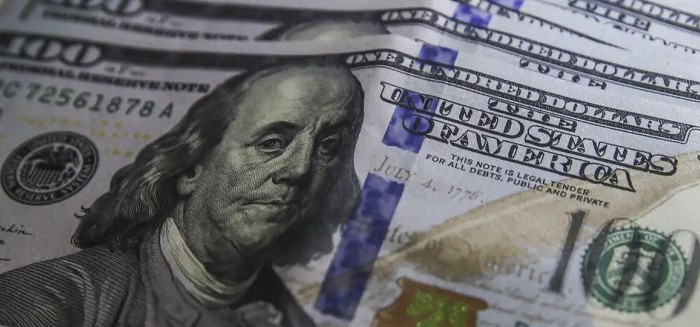 Dólar recua para R$ 5,01 com exterior e corrida eleitoral