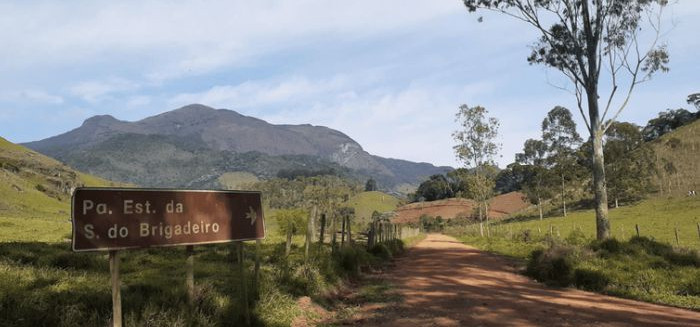 Trilha de 250 km une parques e Pico da Bandeira