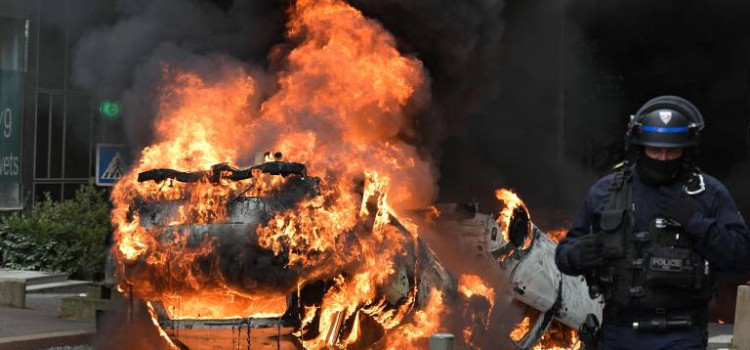 Baderneiros incendiam a França após vitória da Direita