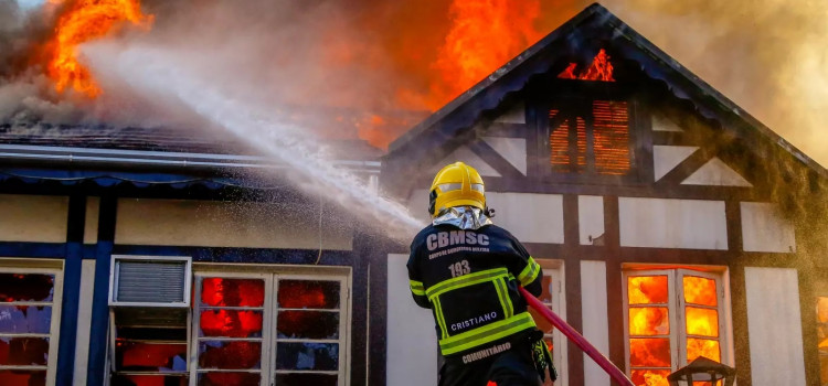 Bombeiros de Blumenau abrem inscrições para curso de bombeiro comunitário
