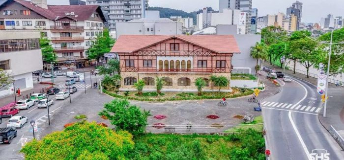 Imóvel enxaimel icônico na XV de Novembro abre para locação