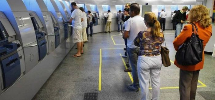 Bancos em Blumenau reabrem ao meio-dia nesta quarta-feira de cinzas