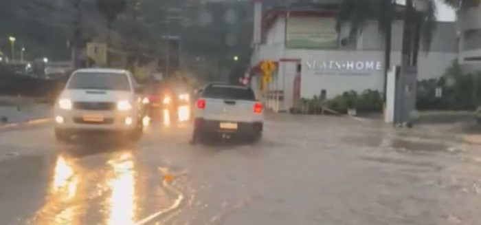 Temporal deixa ruas alagadas e causa estragos em Blumenau