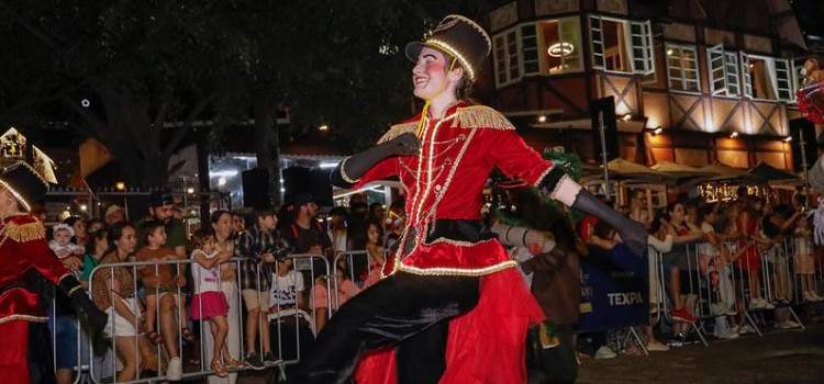 Desfile de Natal retorna à XV de Novembro hoje