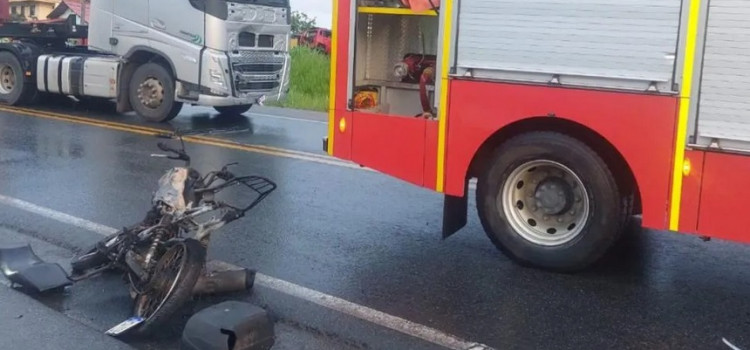 Motociclista morre após colisão com carreta na BR-470