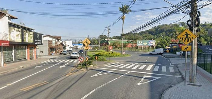 Mulher é atropelada na faixa de segurança no bairro Água Verde