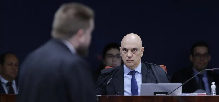 Moraes acusado de 'inquisidor' e réus se distanciando de Bolsonaro