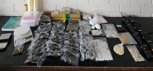 Polícia apreende drogas em casa com 'gato'