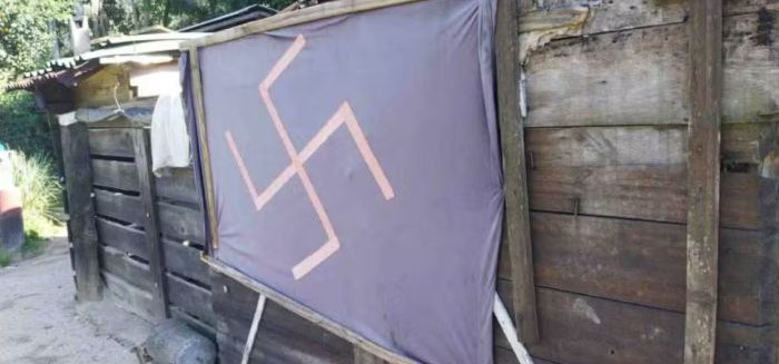 Morador de Guabiruba é condenado por expor bandeira nazista em casa