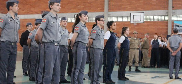  Colégio Militar de Blumenau realiza formatura de uso do primeiro uniforme