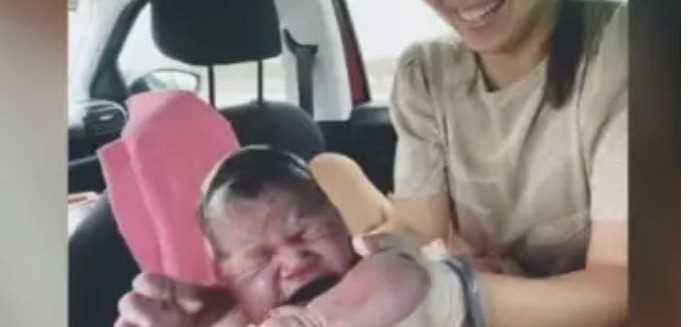 Bebê nasce dentro de carro em movimento na Humberto de Campos