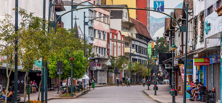 Idoso demente é preso se masturbando em praça do Centro