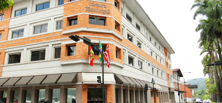 Câmara já está de portas abertas atendendo de novo