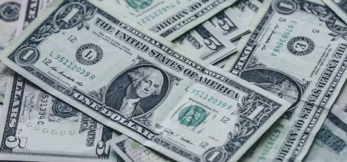 Dólar cai abaixo de R$ 5 e Bolsa bate novo recorde histórico