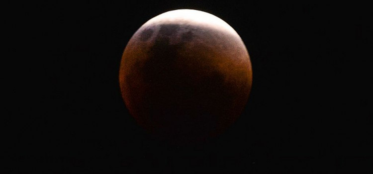 Eclipse mais longo do século terá Lua de sangue e Marte mais perto